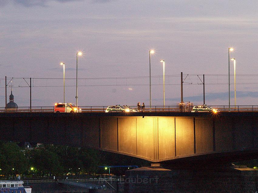 Lebensmueder mit Pistole Koeln Deutzer Bruecke P74.JPG